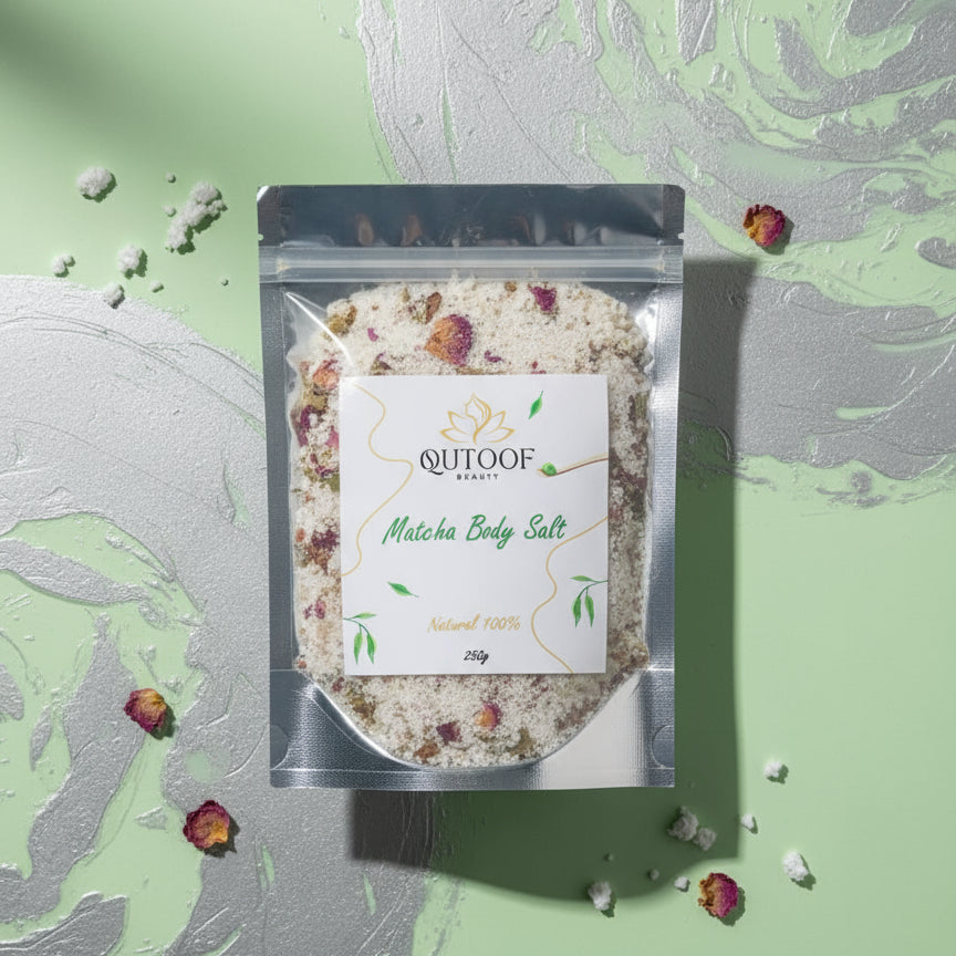 Sels de bain relaxants au matcha et à la rose QUTOOF BEAUTY dans un pot de 250g
